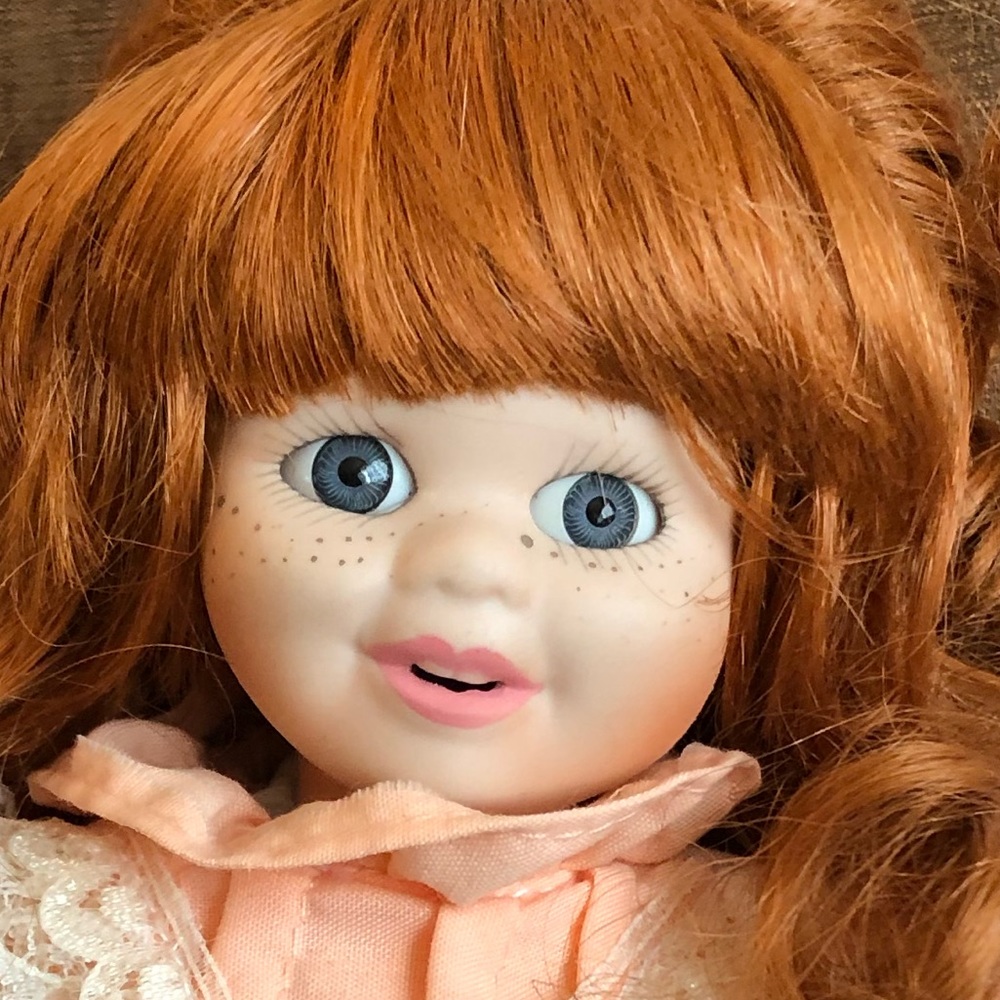 Beautiful decor porcelain doll - Picture 2 of 5